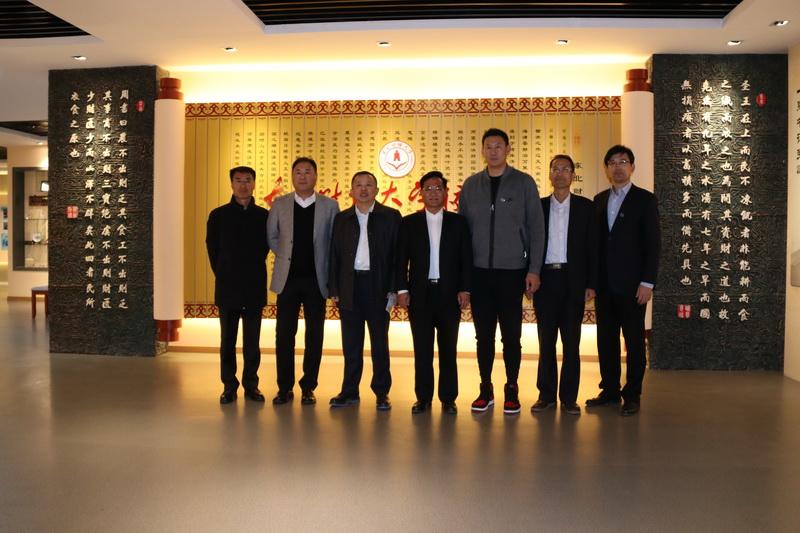 我校知名校友、中国国家男子篮球队红队主教练