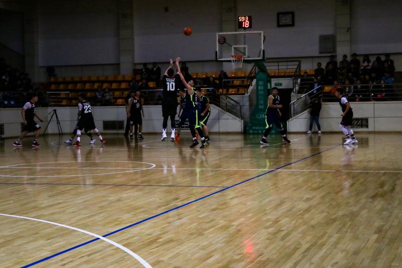 我校知名校友、中国国家男子篮球队红队主教练