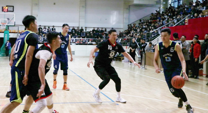 我校知名校友、中国国家男子篮球队红队主教练