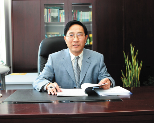 《大连晚报》:王立国:三十载铸就辉煌 一支粉笔写春秋