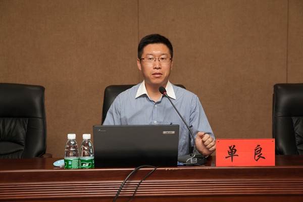 大学行政人员面试自我介绍