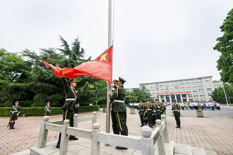 1657006476407546.jpg 图片15 东北财经大学举行庆祝中国共产党成立100周年升旗仪式 800.jpg